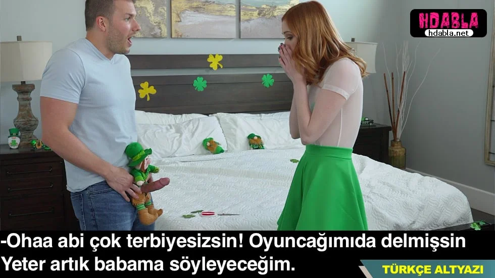 Annemin bacaklarını esnetirken yardımcı olmak için yanında durdum.