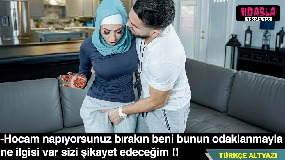 Kız kardeşi yoga yaparken merakla arkasına göz atıyor.