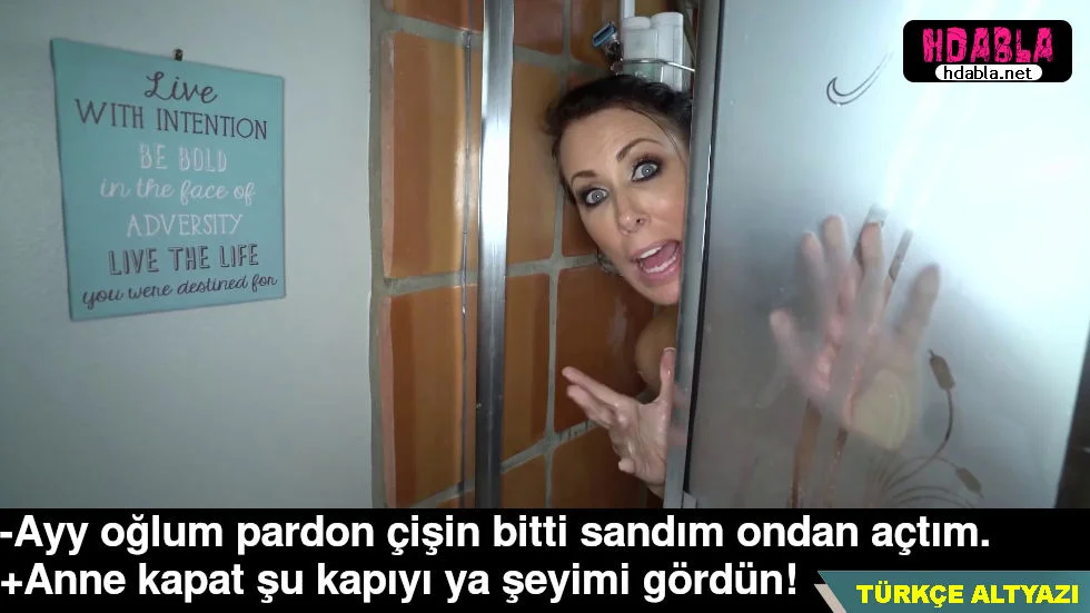 Banyoya girerken hazırlanan annemi gizlice izledim.