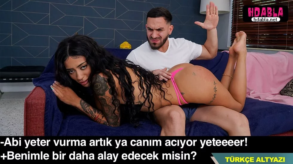 Yaşlı dede, torununu kucağına alıp onunla oynuyor.