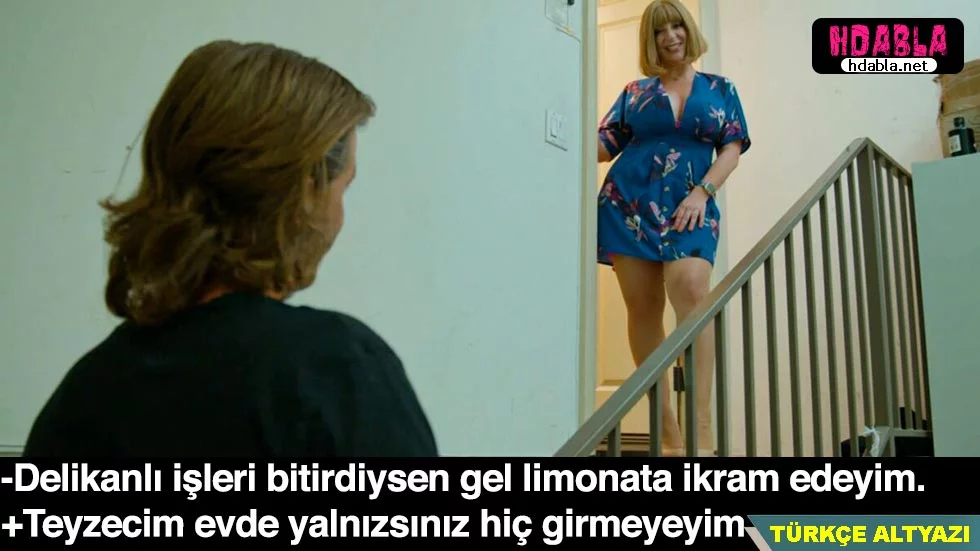 Teyzem bel ağrısını göstermek için önümde eğildi.