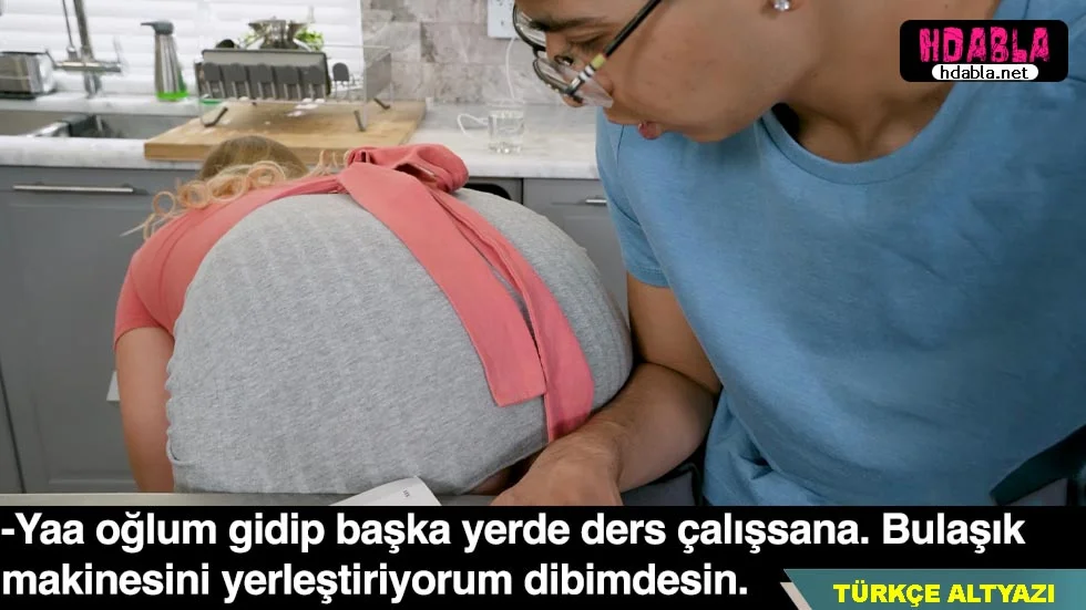 Valide evde sürekli gece gece dolaşıyor, beni deli ediyor.