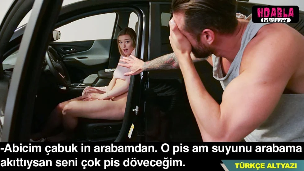 Annem temizlik yaparken ona destek olarak arkasına yaslandım.