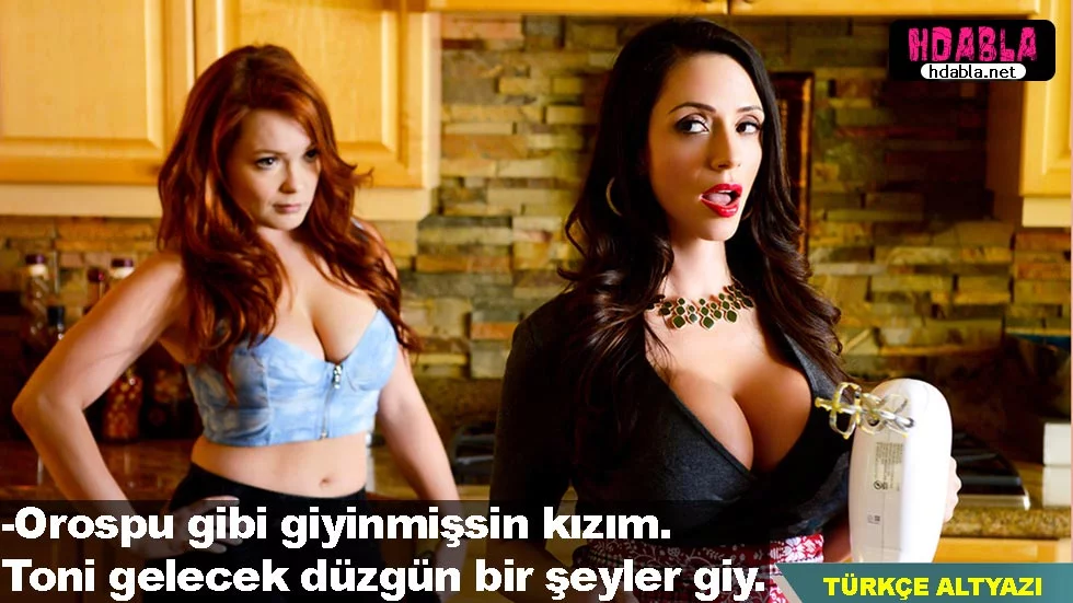 Baba, hasta olduğu için uyuyan kızının hâline üzülüyor.