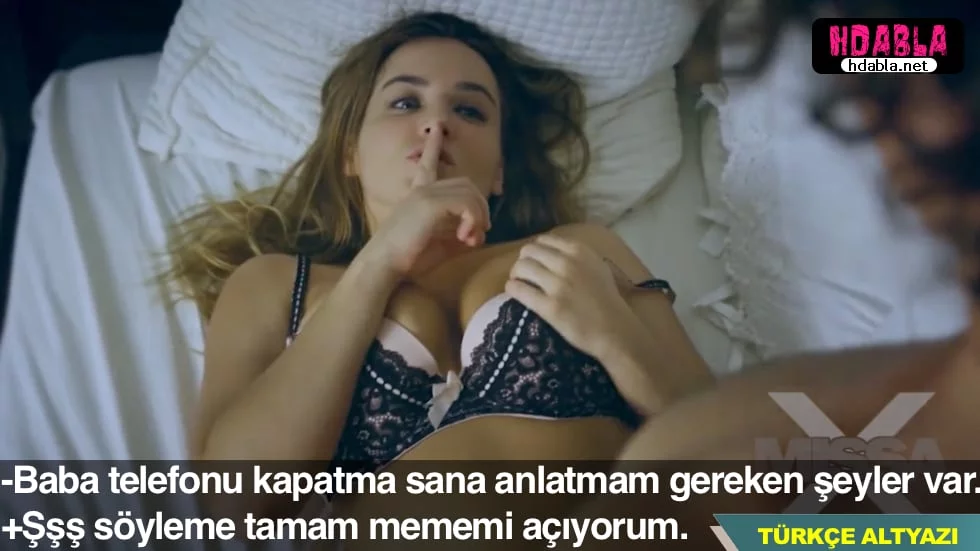 Gözleri bozuk üvey anneme çakarken kız arkadaşım aniden geldi.