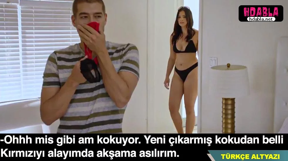 Otostop çeken bir kadın, kalçasını sergileyerek dikkat çekmeye çalışıyor.