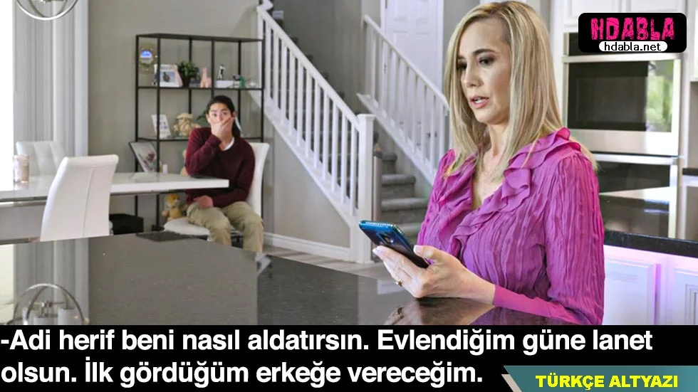 Annem kıyafet denediğinde gözlerinin içine bakmamamı söyledi, ancak salakça ona baktım.